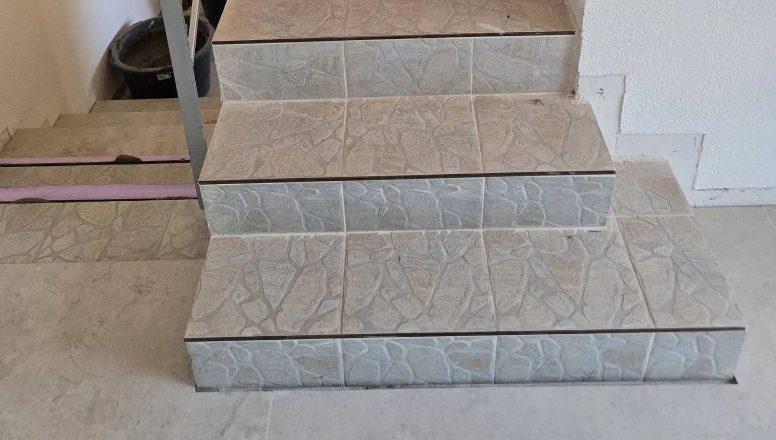 Avant : l'ancien escalier carrelé en petits formats à motif pierre