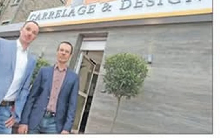 Olivier Houbben et David Van Brackel devant l'enseigne Carrelage & Design, à l'ouverture du showroom en 2014