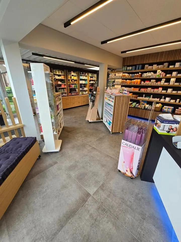 Sol d'une pharmacie rénovée en grandes dalles claires