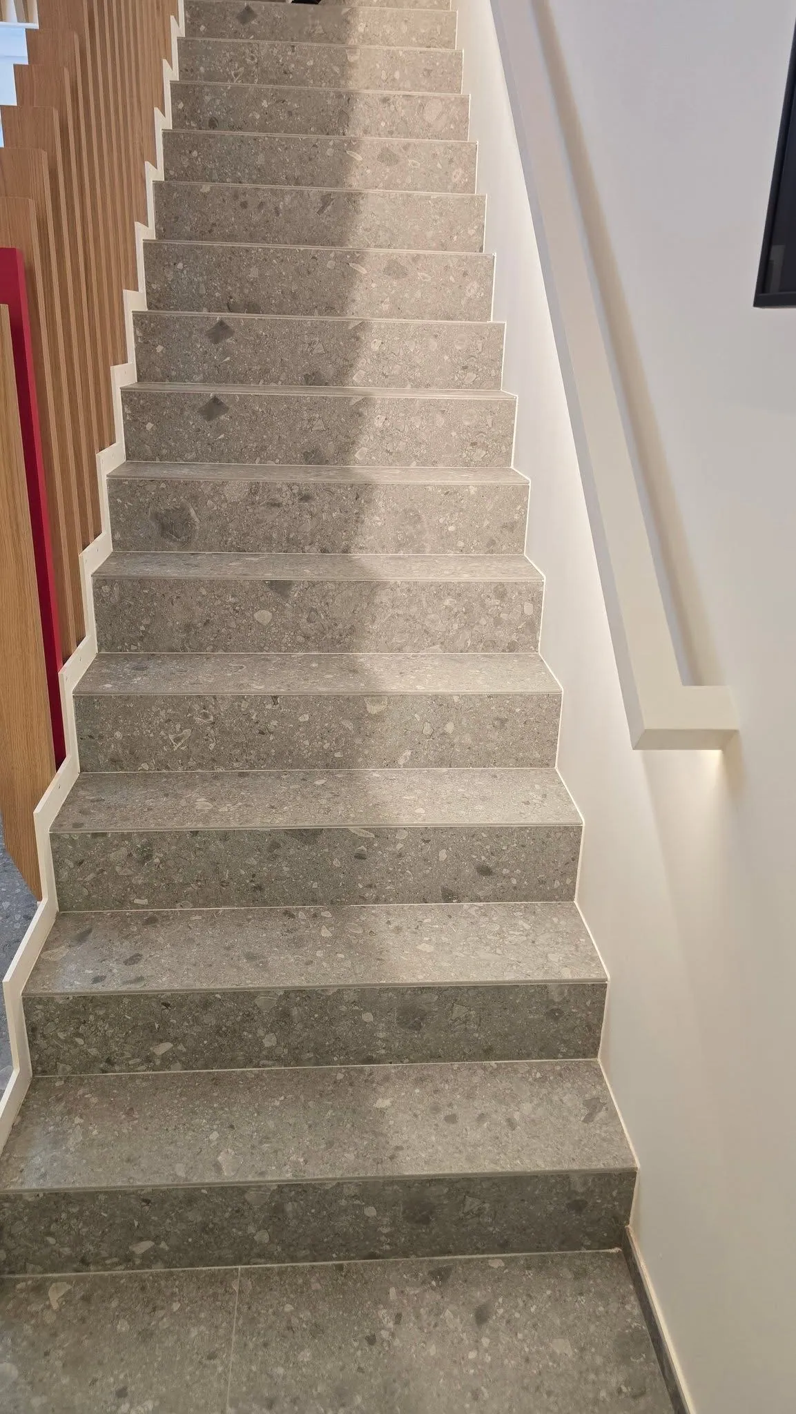 Escalier carrelé sans cornière, marches et contremarches en dalles claires