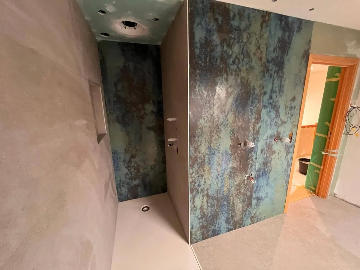 Mur habillé d'une dalle décorative effet métal oxydé bleu et cuivre