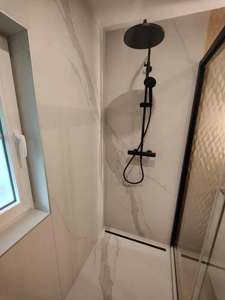 Douche à l'italienne en dalles effet marbre, robinetterie noire